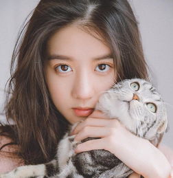 李凯馨结束了艺考,推出猫系少女暖春大片