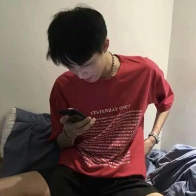 红色系看不清脸