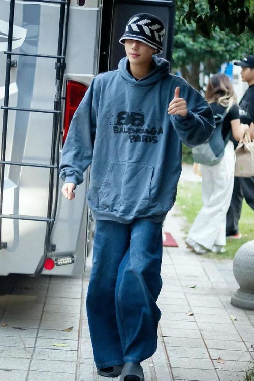 男人想拥有少年感,请至少把卫衣搭配整明白
