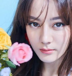 迪丽热巴化身娇俏少女,蓝色露肩连衣裙清新脱俗,网友锁骨亮了