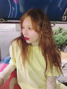 2019流行禁欲系少女,t恤这样穿酷感十足
