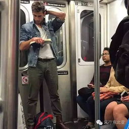 地铁上读书的性感美男子