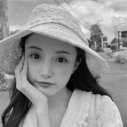 好看时尚戴帽子的黑白女生头像,只想让自己变的更优秀